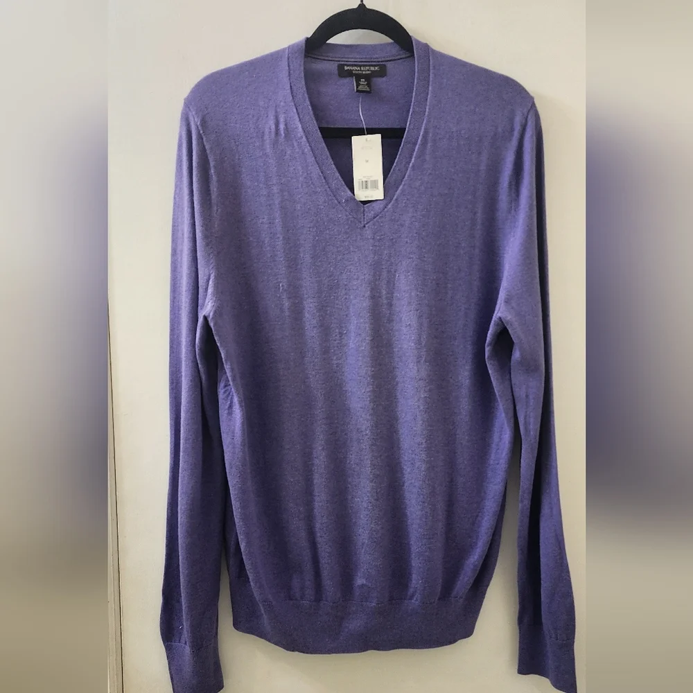New Banana Republic Men's‎ Purple V-Neck Sweater, Size Medium, Silk/Cotton.